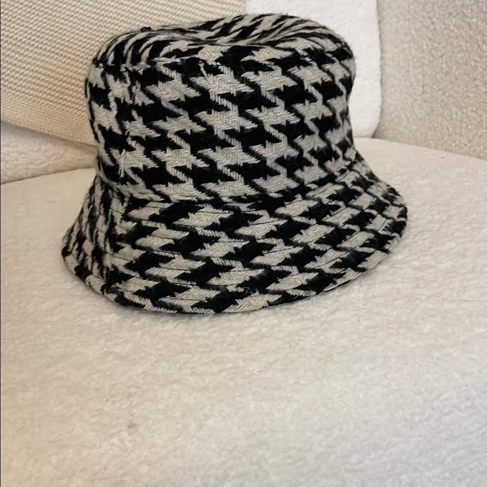H&M Black and White Houndstooth Hat